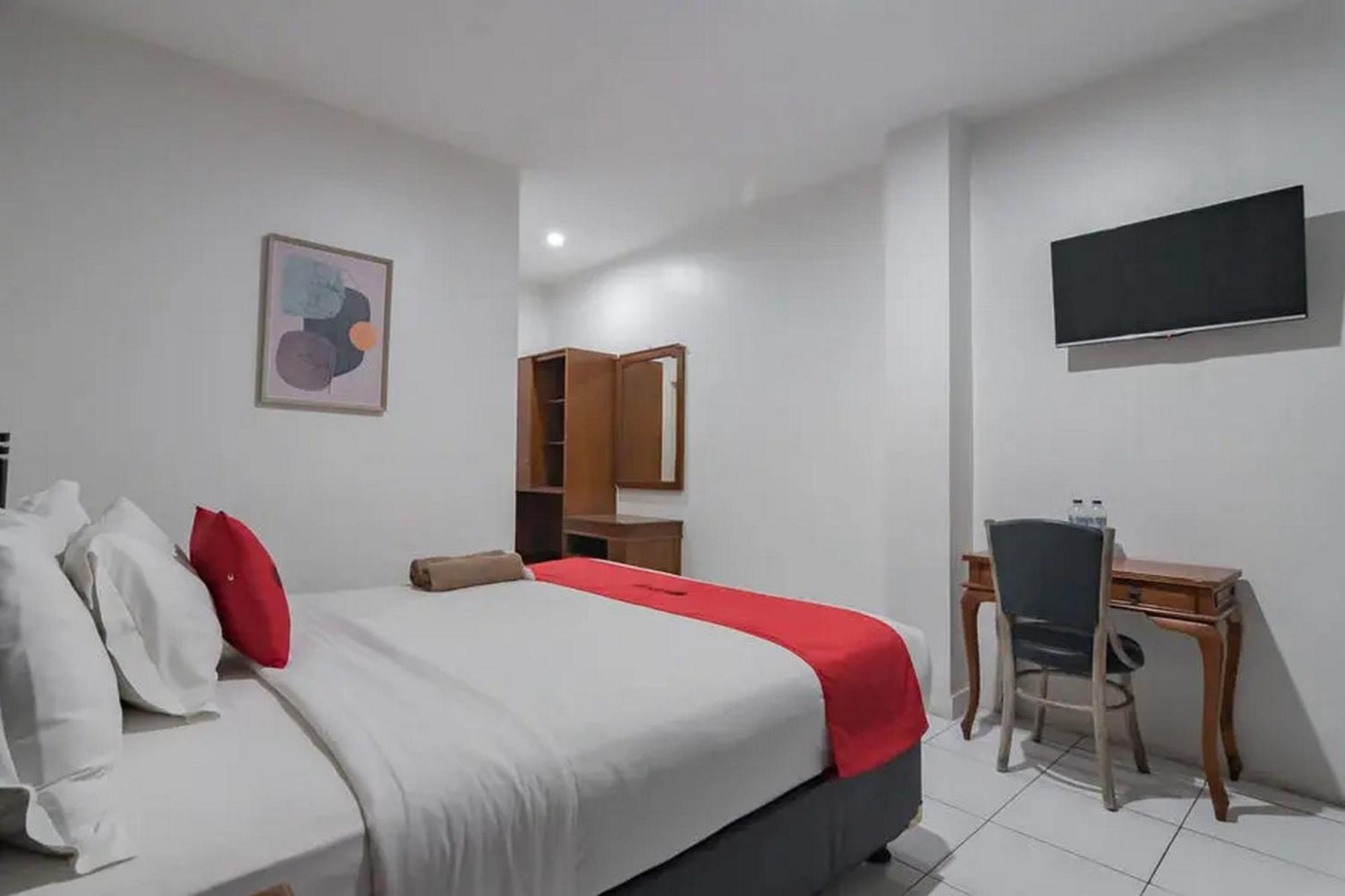 Reddoorz At Arwiga Hotel Near Rs Hasan Sadikin Bandung Exterior foto