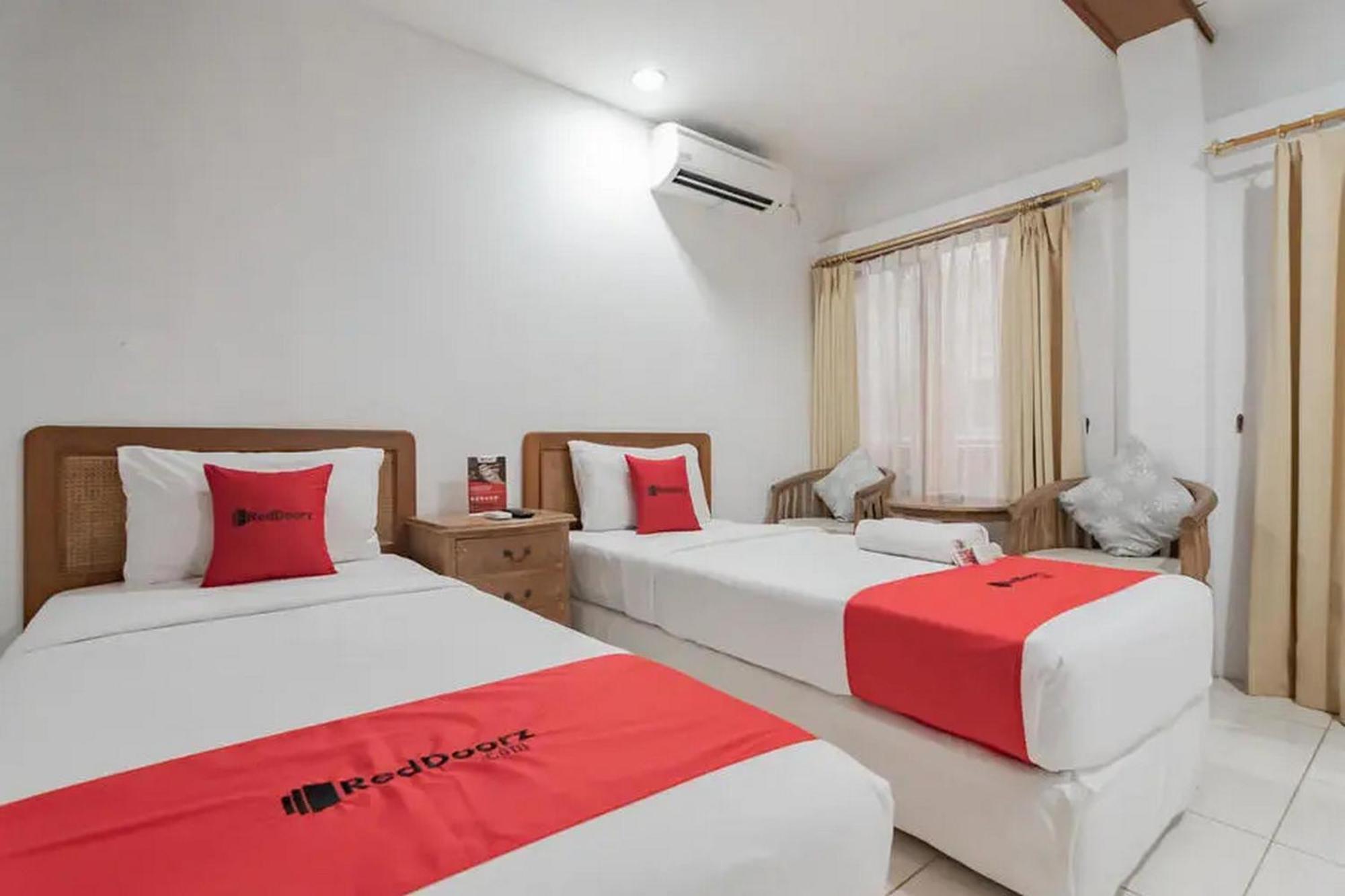 Reddoorz At Arwiga Hotel Near Rs Hasan Sadikin Bandung Exterior foto